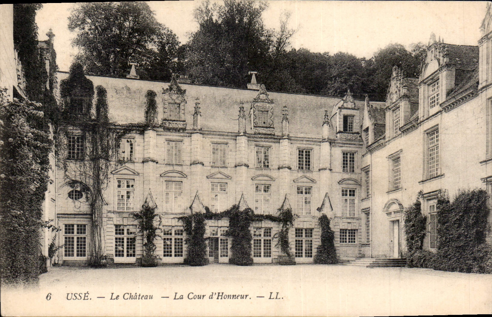 CPA Usse le Chateau la cour d'honneur 