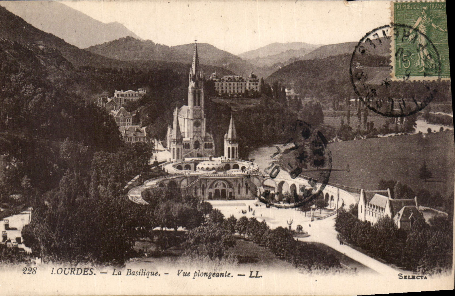 CPA Lourdes la Basilique vue Plongeante 