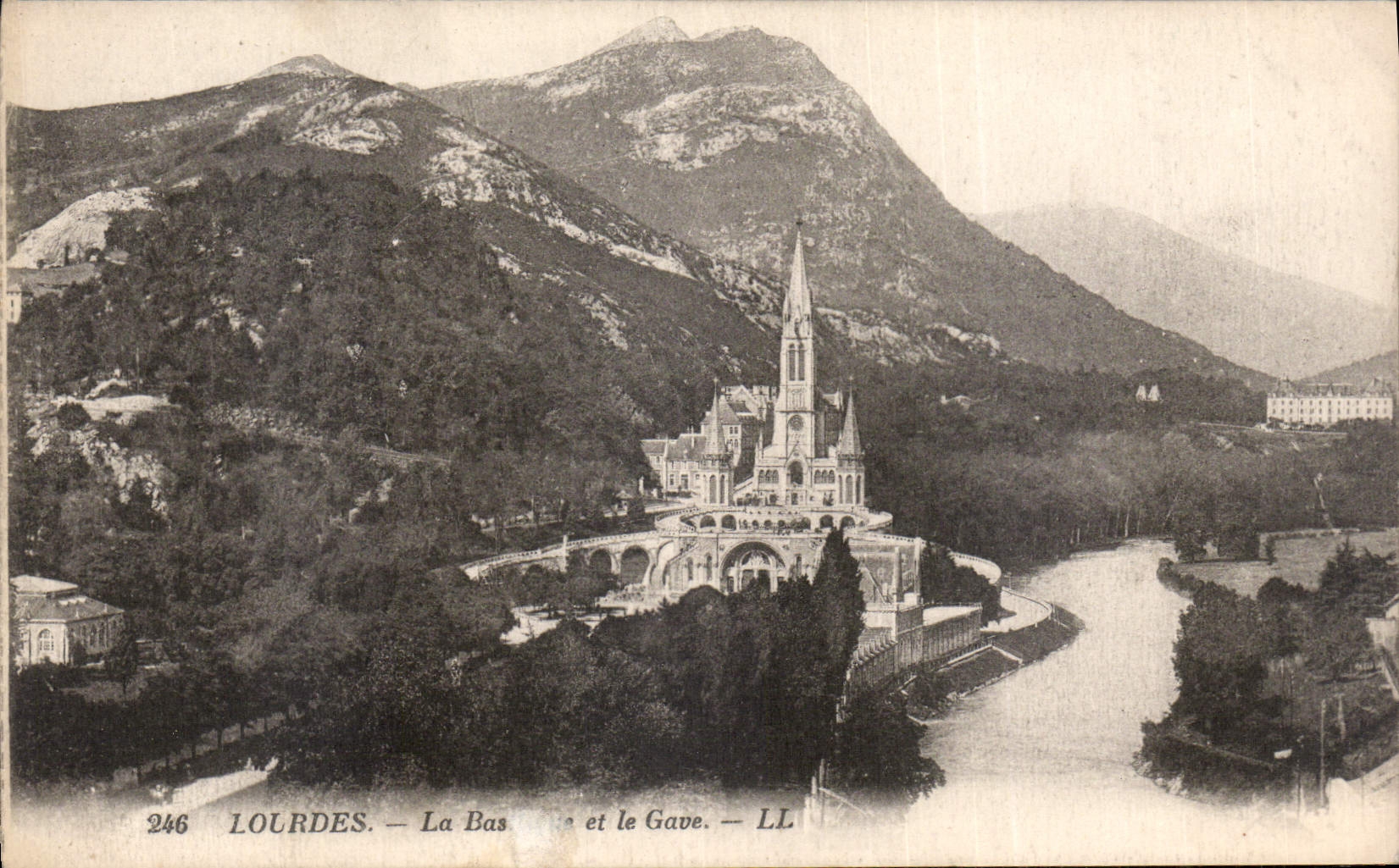 CPA Lourdes La Basilique et le Gave 