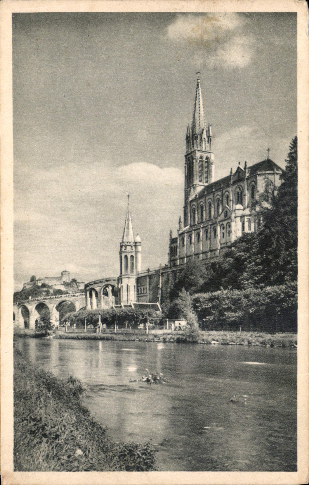 CPA Lourdes La Basilique et le Gave 