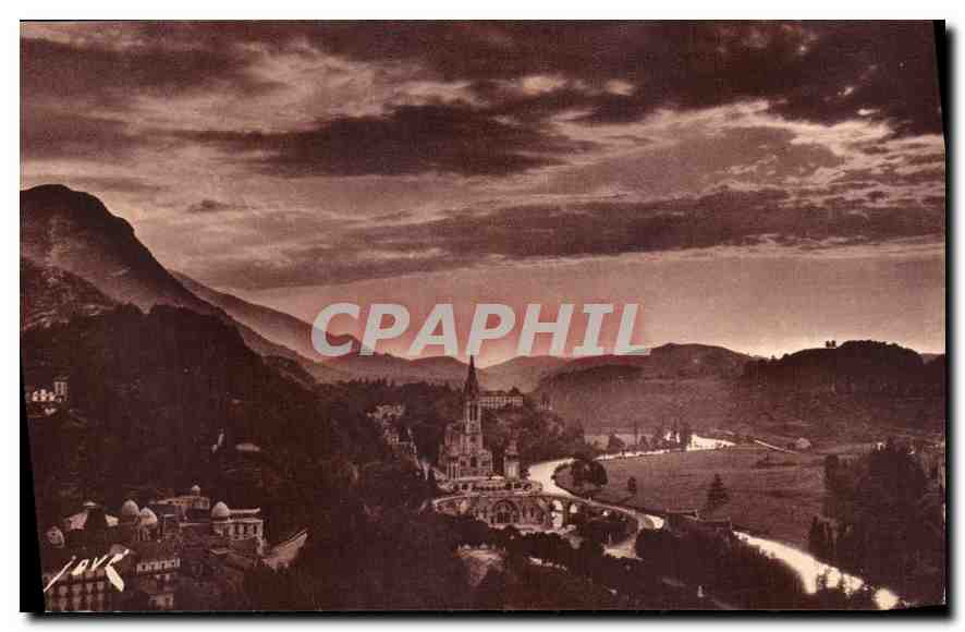 CPA Toute le France Lourdes H P La Basilique vue du Chateau 