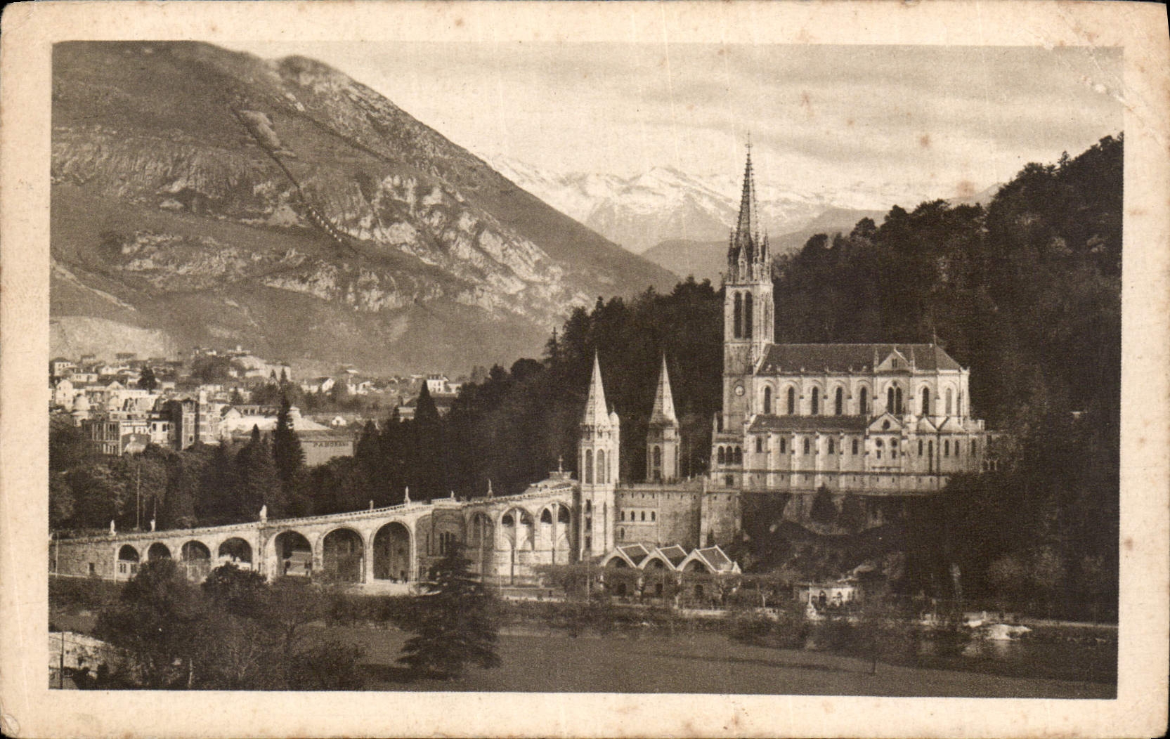 CPA Lourdes La Basilique et le Pic du Jer 