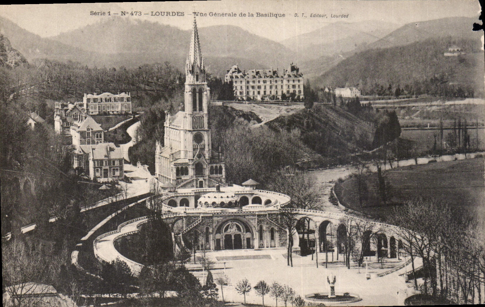 CPA Lourdes Vue generale de la Basilique 