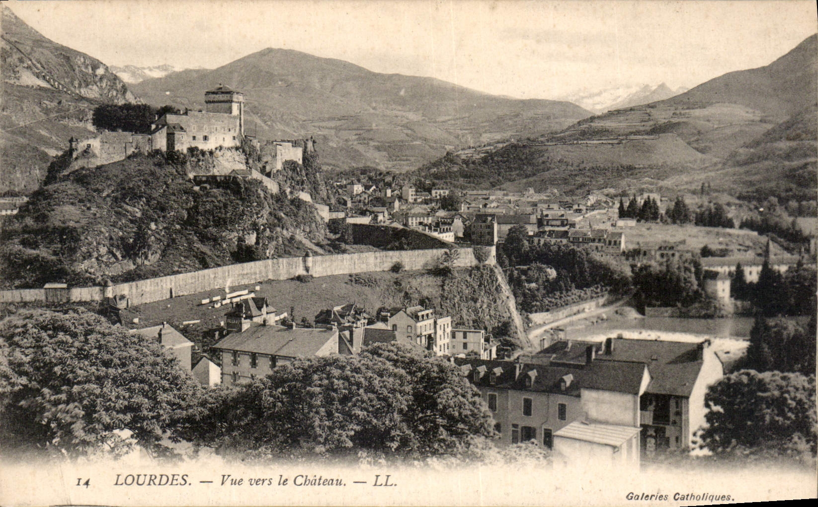 CPA Lourdes Vue vers le Chateau 