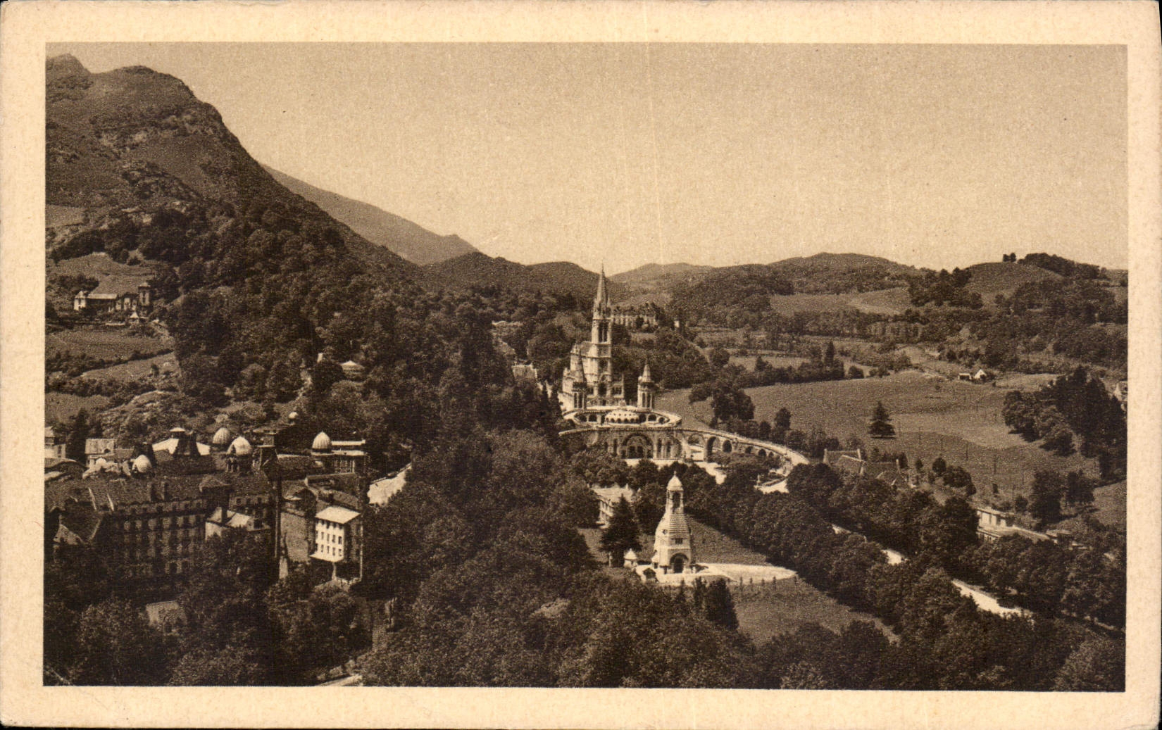 CPA Lourdes Vue d'ensemble sur la Basilique et le Calvaire prise du Chateau Fort 