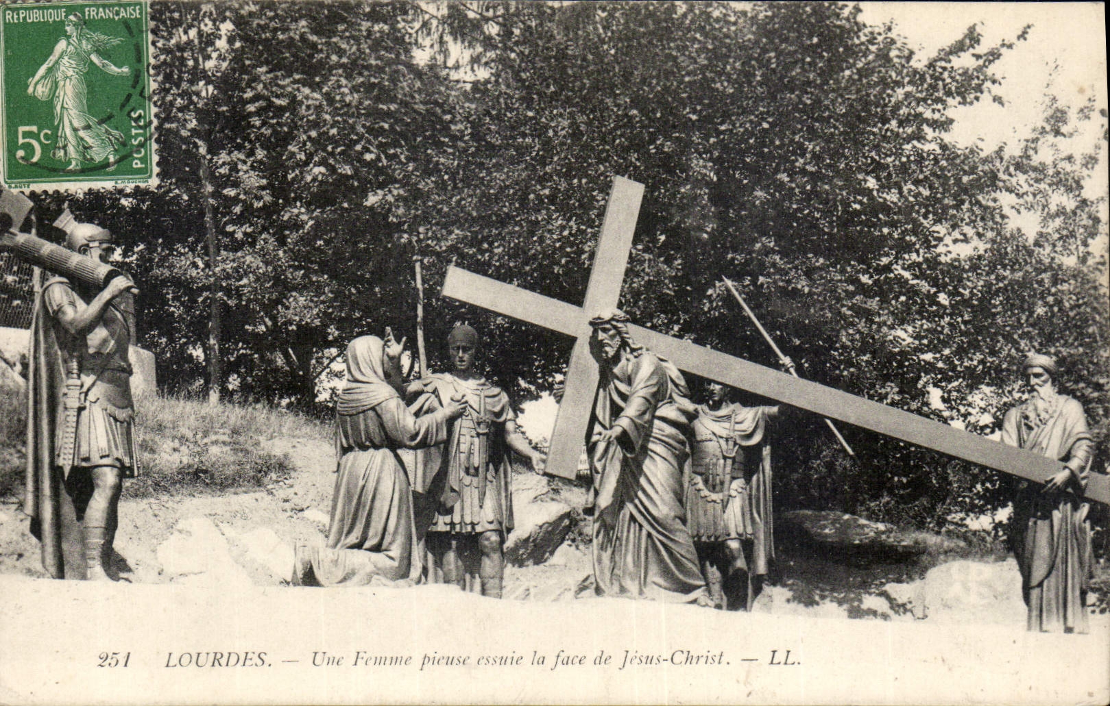 CPA Lourdes Une Femme pieuse essuie la face de Jesus Christ 