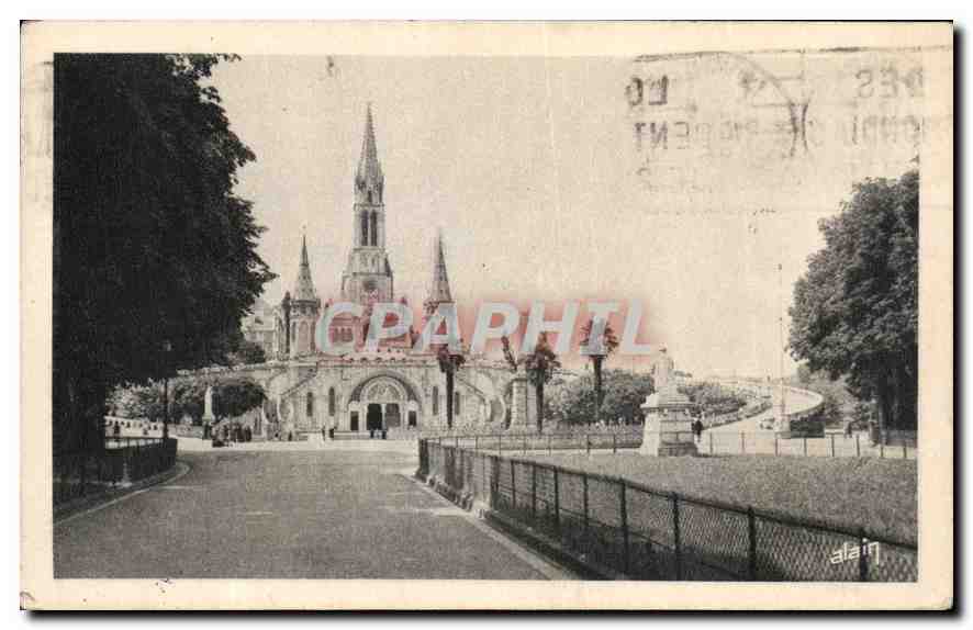 CPA Lourdes La Basilique vue de l'Esplanade 