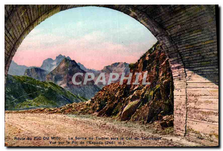 Route du PIC DU MIDI — La Sortie du Tunnel vers le Col du Tourmaise — Vue sur le Pic de l'Espada (2461 m.)
