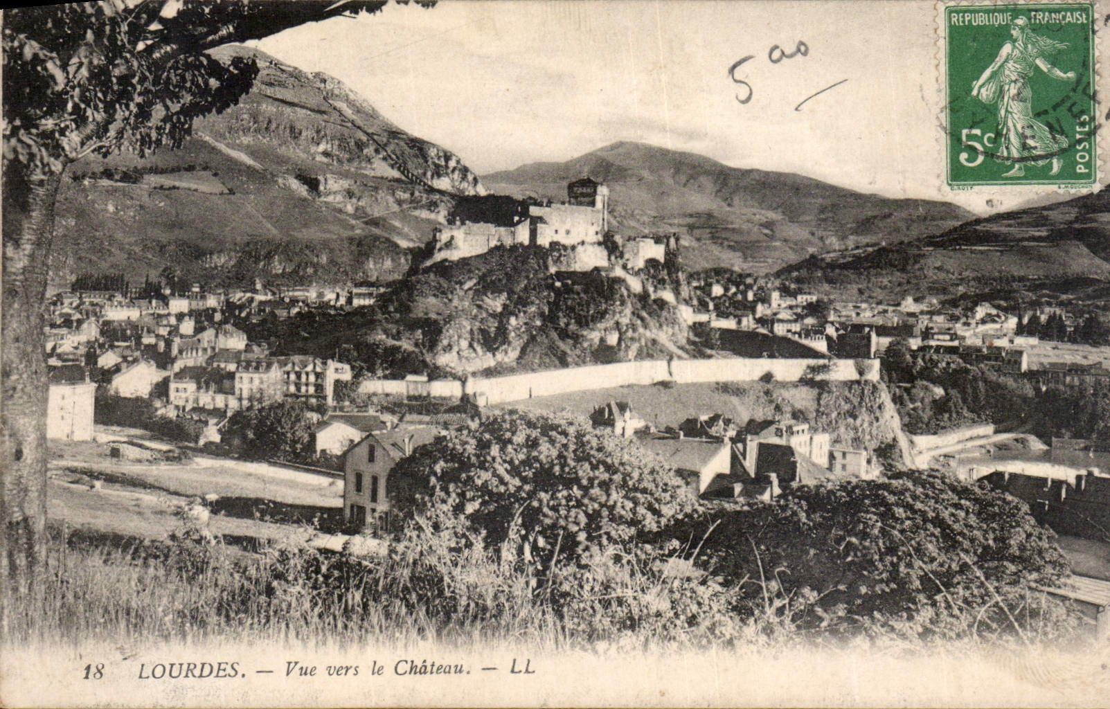 CPA Lourdes Vue vers le Chateau 