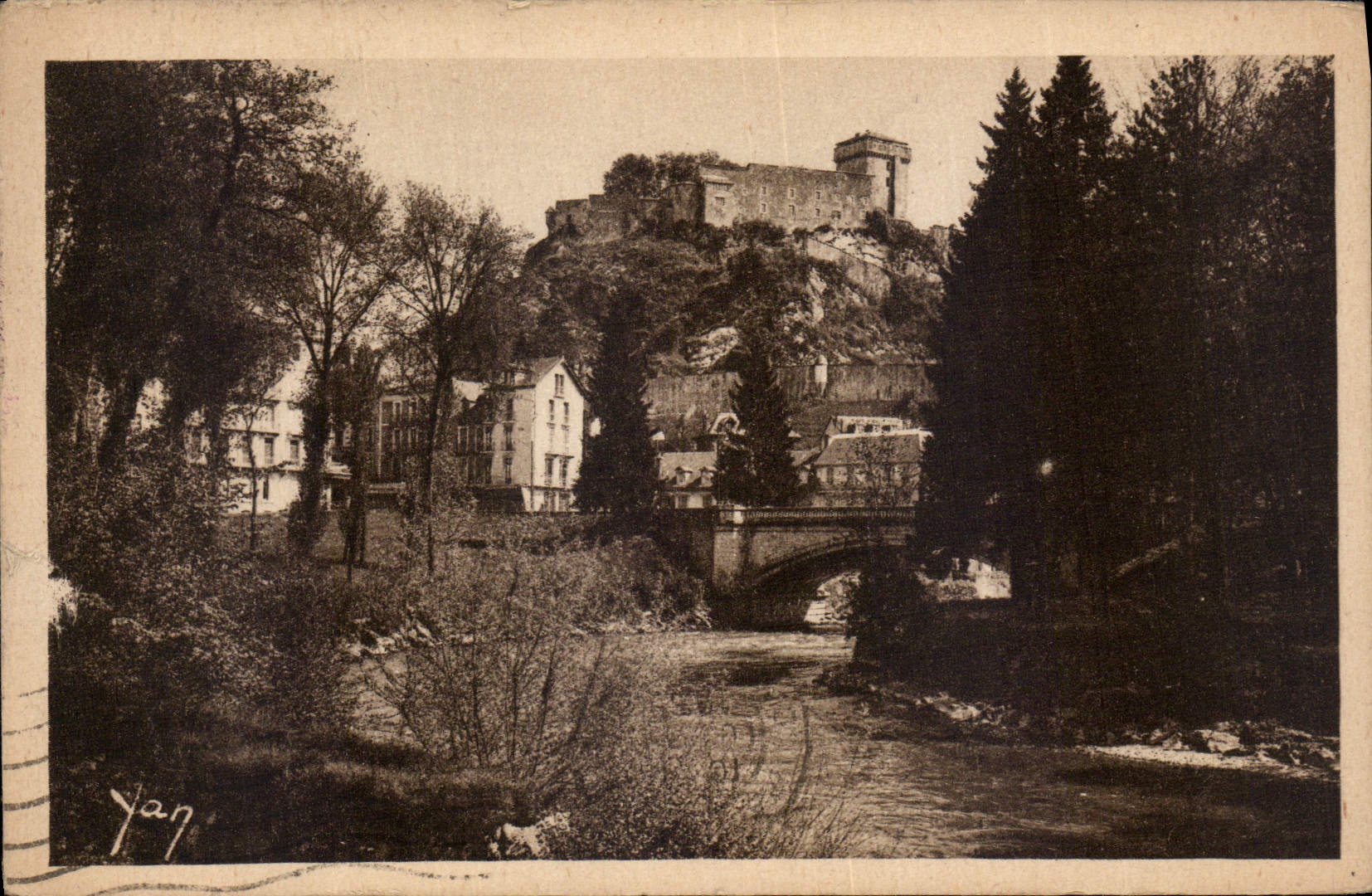 CPA Lourdes Le Chateau Fort et le Gave 