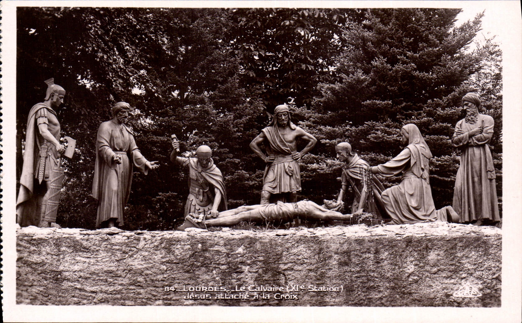 CPA Lourdes Le Calvaire XI Station Jesus attache a la Croix 