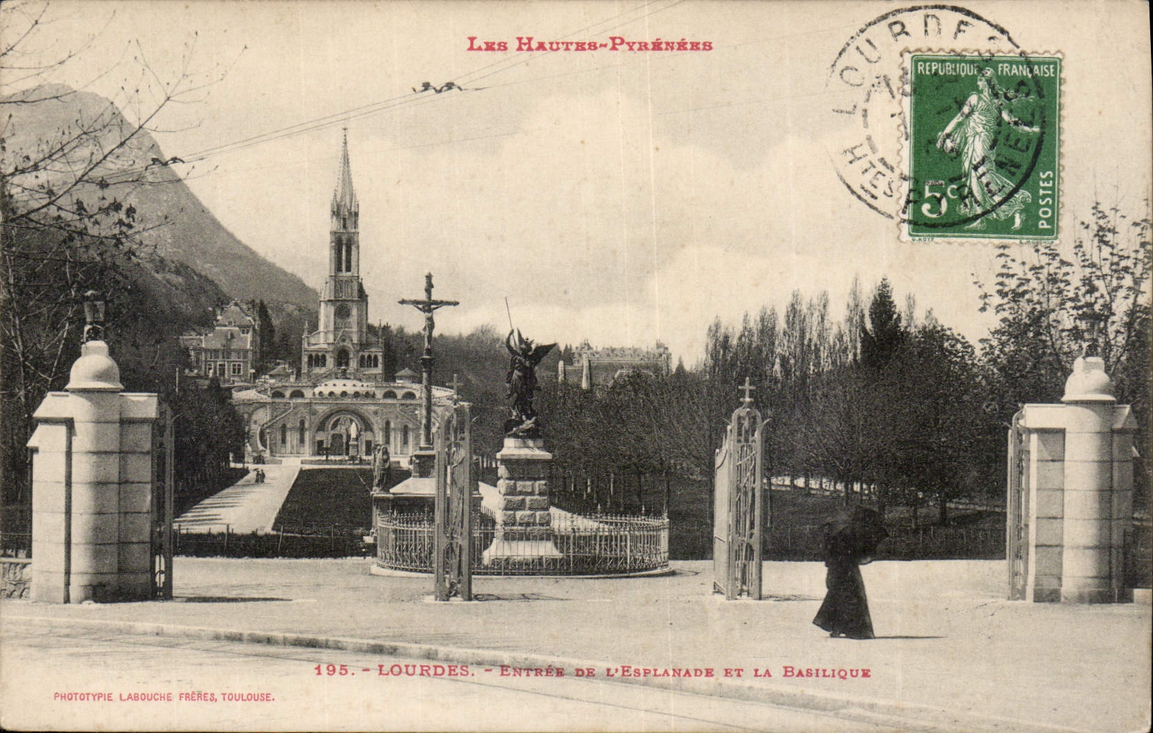 CPA Les Hautes Pyrenees Lourdes Entree de l'Esplanade et la Basilique 