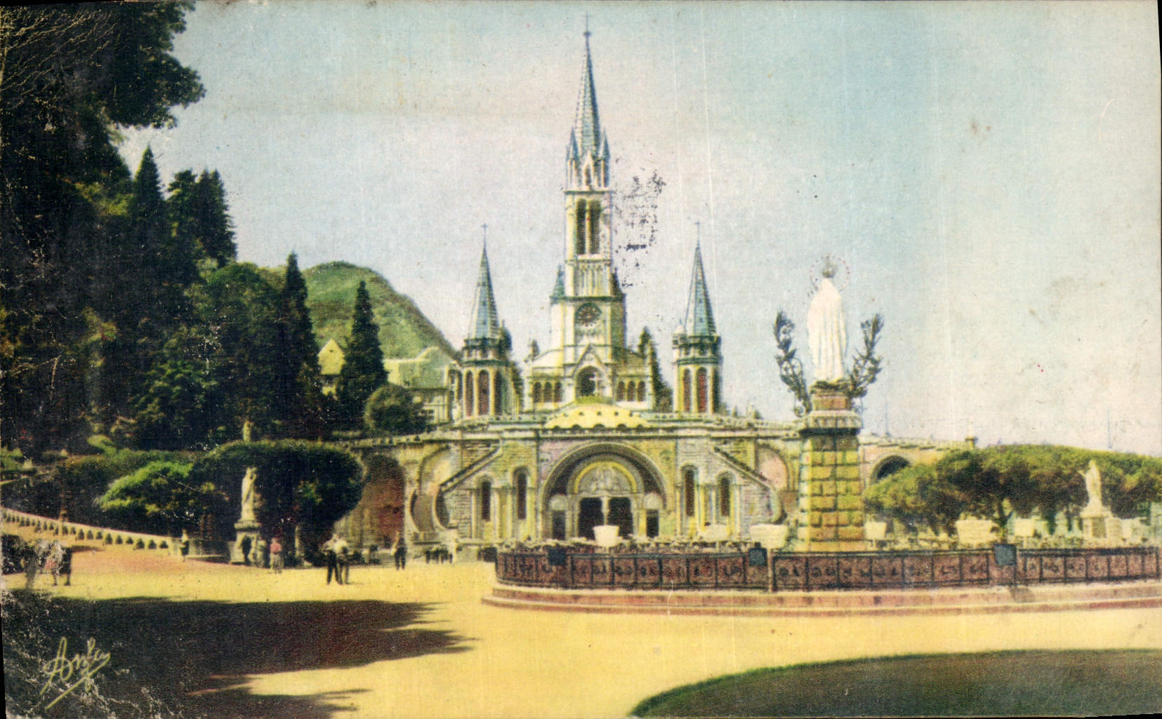 CPA Lourdes La Basilique et la Vierge Couronnee 