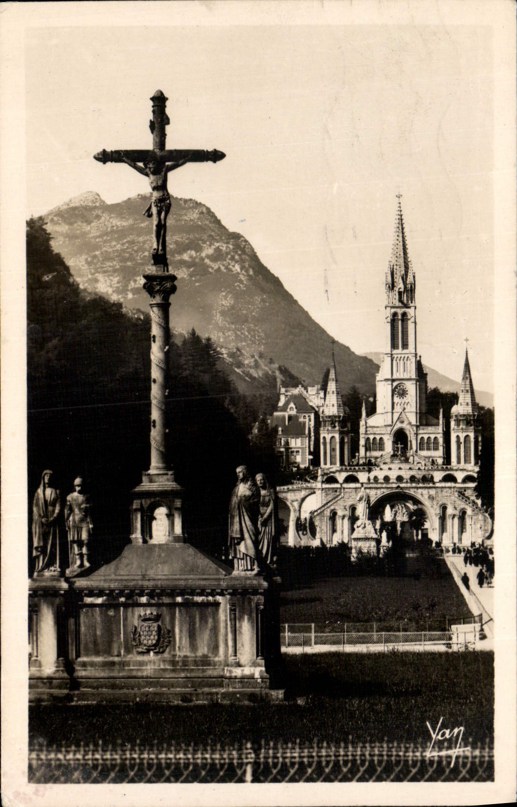 CPA Lourdes La Basilique et le Calvaire breton 
