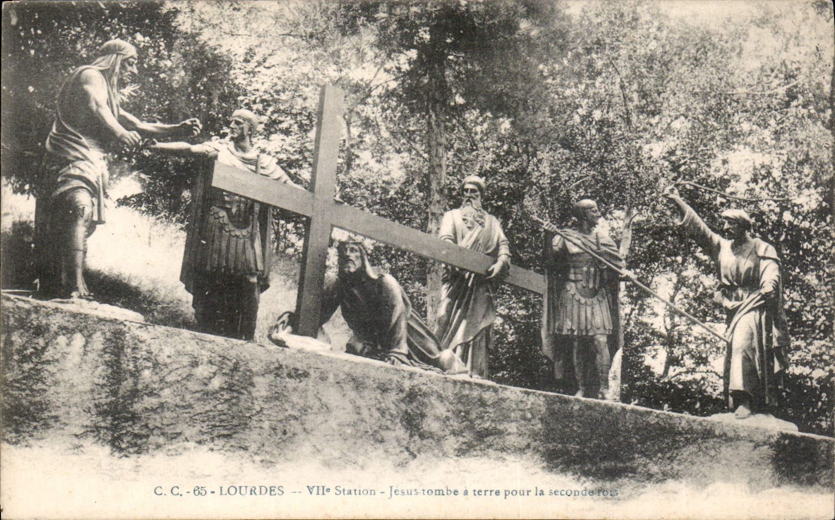 CPA Lourdes VII Station Jesus tombe a terre 