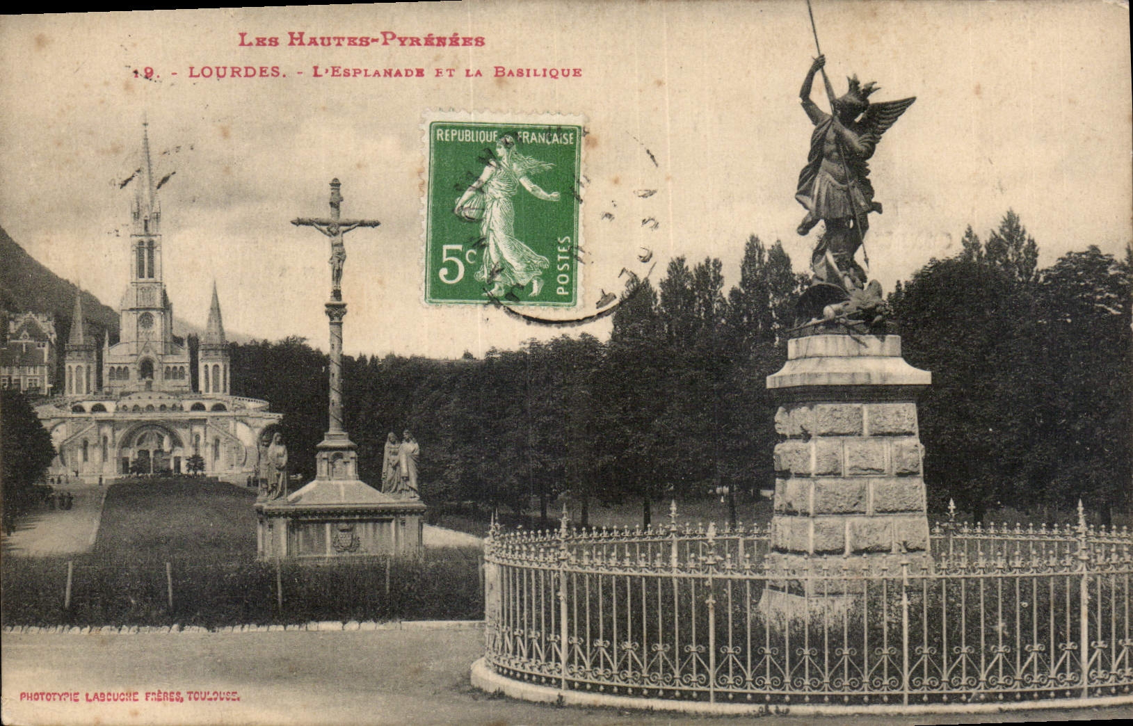 CPA Les Hautes Pyrenees Lourdes L'Esplanade et la Basilique 