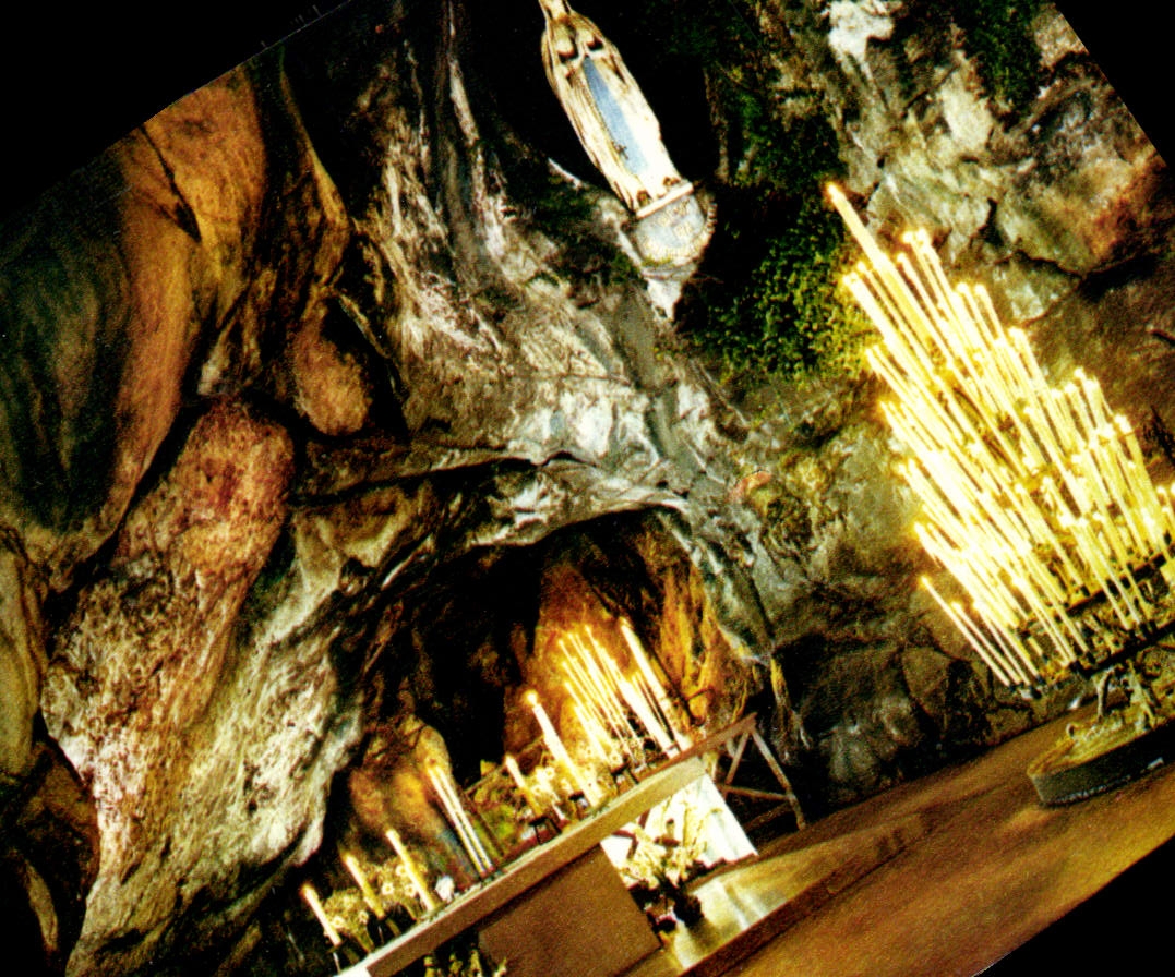 CPA Lourdes La Grotte Miraculeuse 