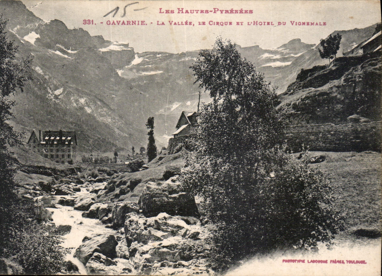 CPA Les Hautes Pyrenees Gavarnie La Vallee le Cirque et l'Hotel du Vignemale 