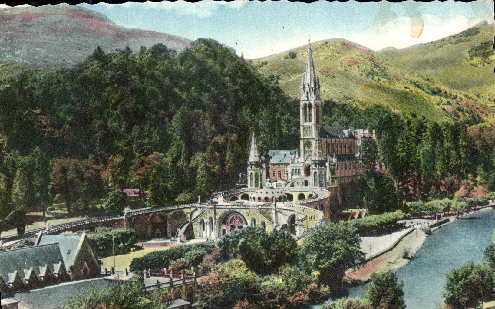 CPA Lourdes La Basilique et le Gave 