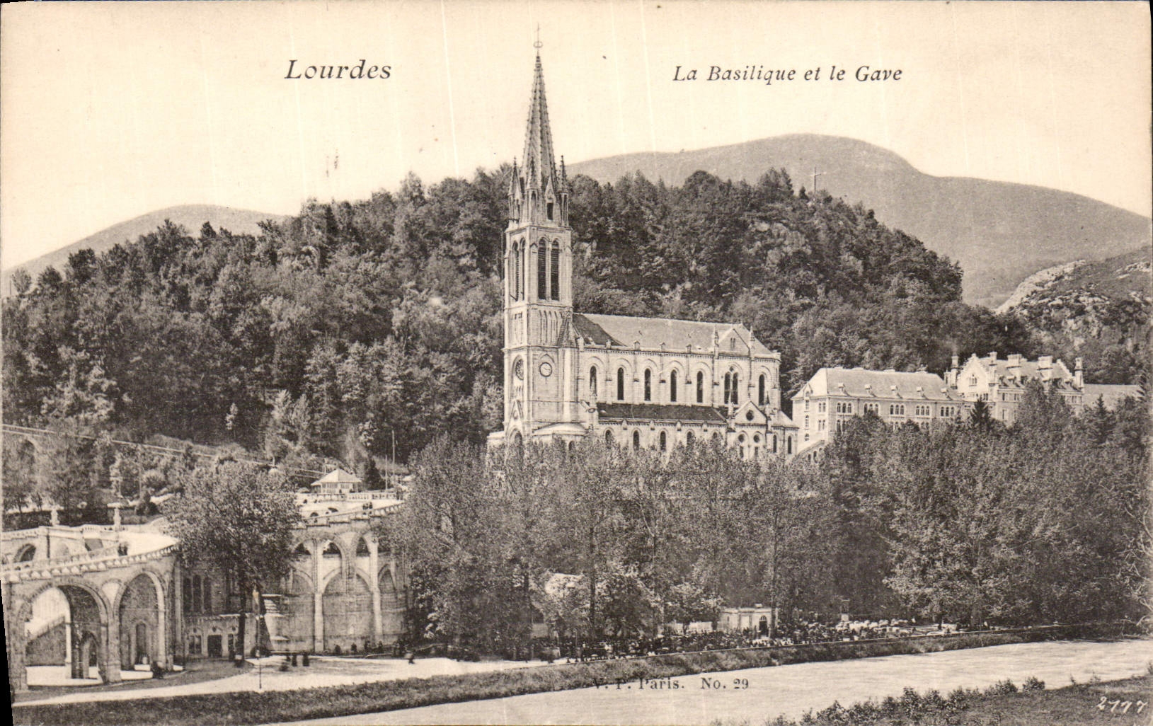 CPA Lourdes La Basilique et le Gave 