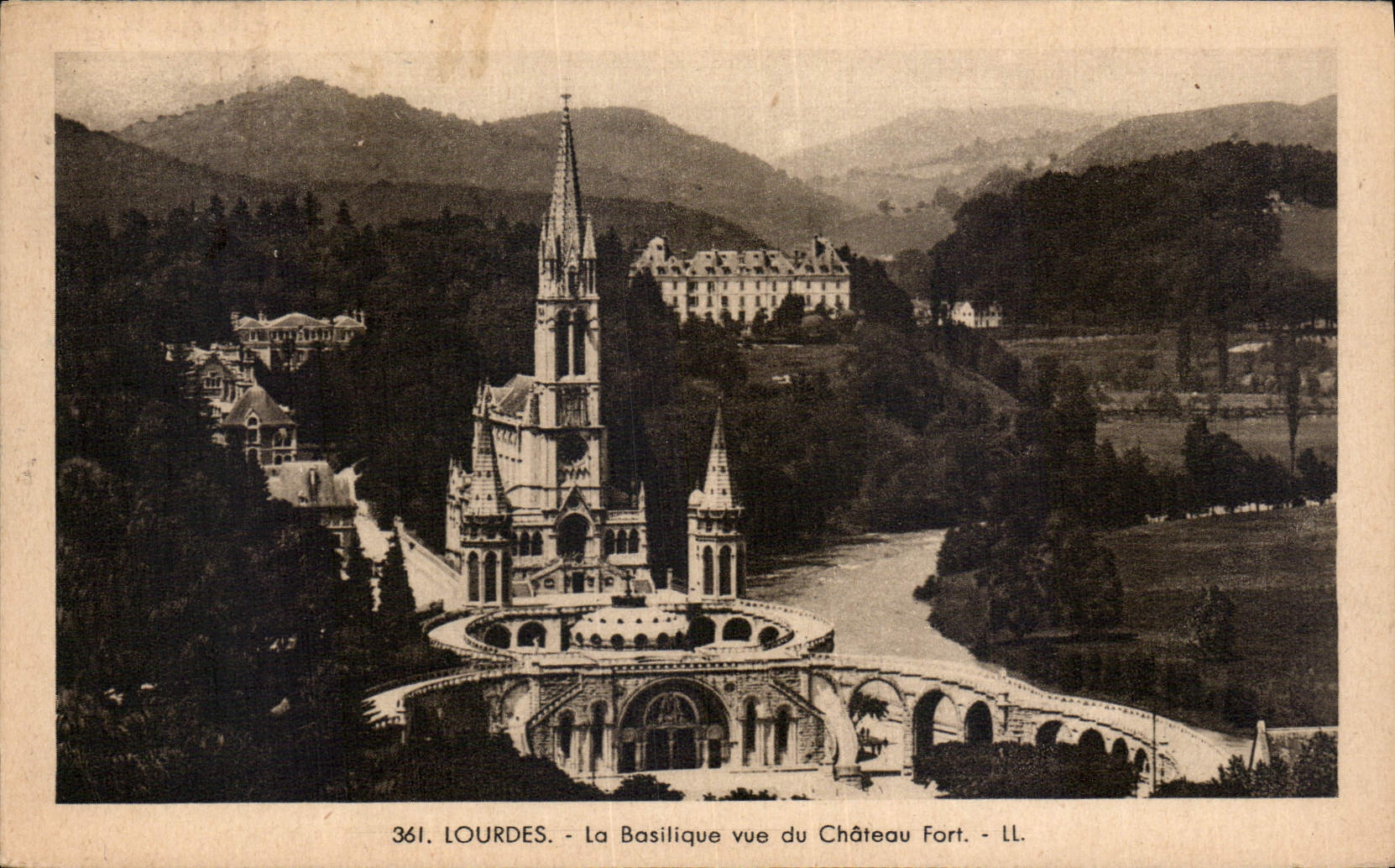 CPA Lourdes La Basilique vue du Chateau Fort 