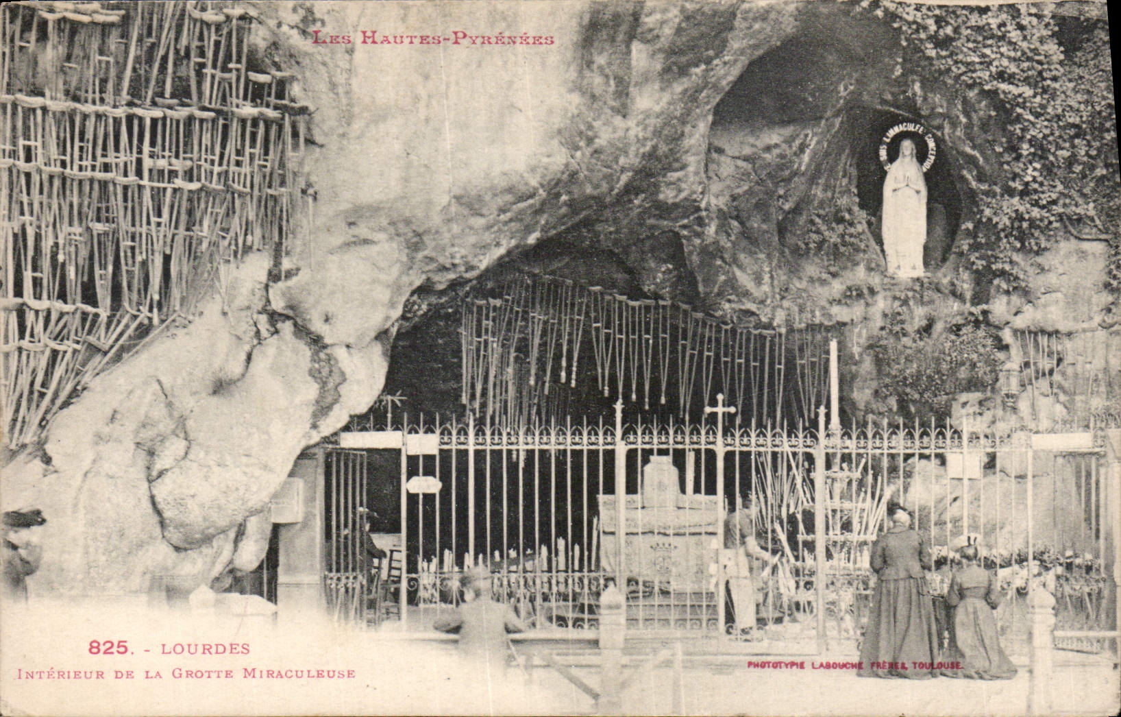 CPA Les Hautes Pyrenees Lourdes Interieur de la Grotte Miraculeuse 