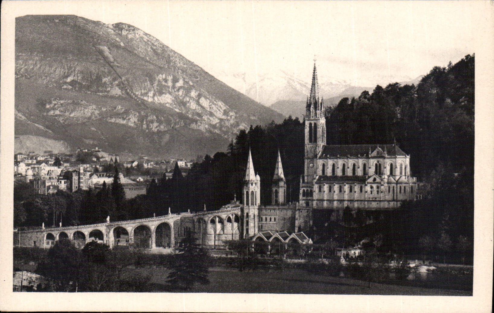 CPA Lourdes La Basilique et le Pic du Jer 
