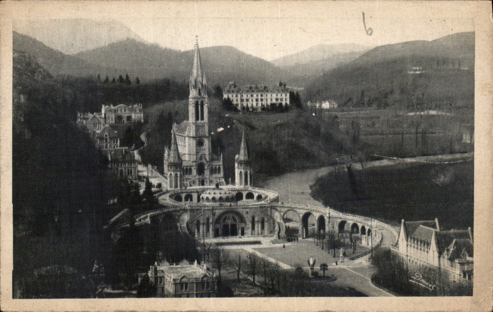 CPA Lourdes La Basilique vue du Chateau Fort 