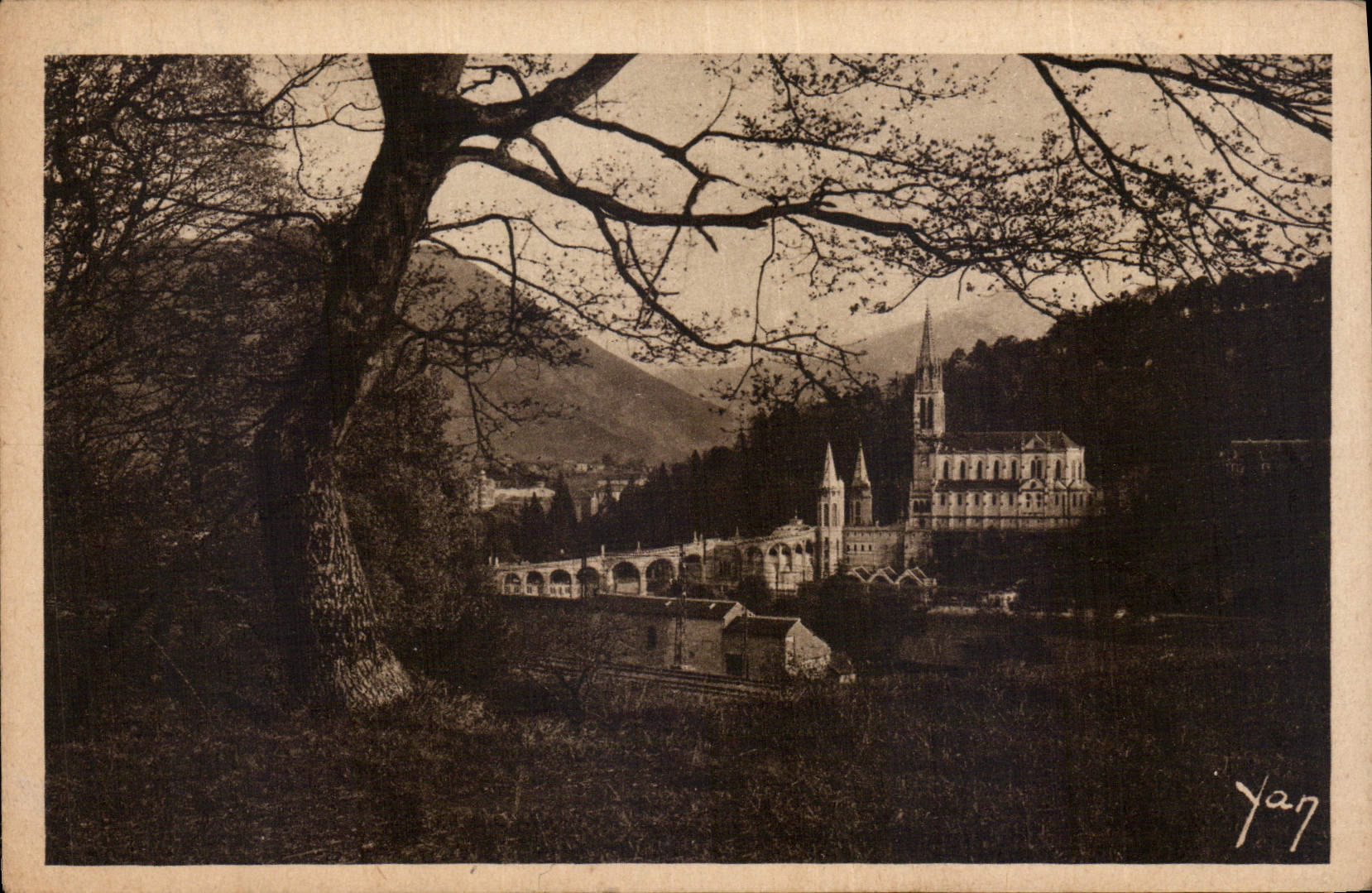 CPA Lourdes la Basilique 