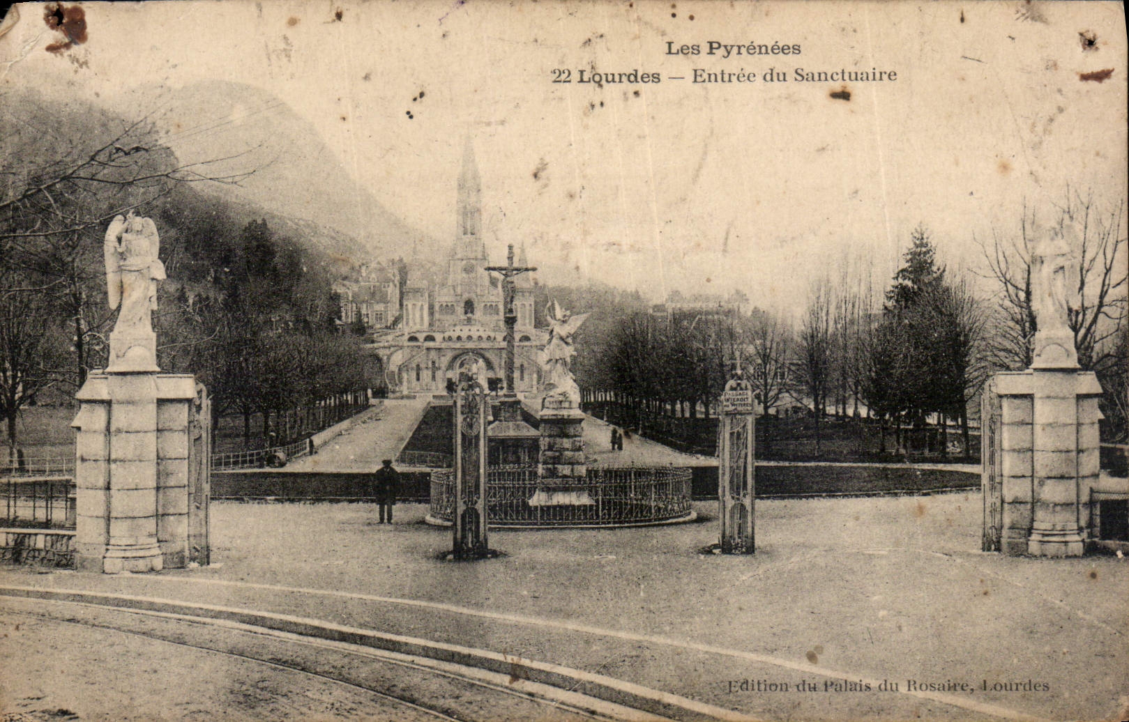 CPA Les Pyrenees Lourdes Entree du Sanctuaire 