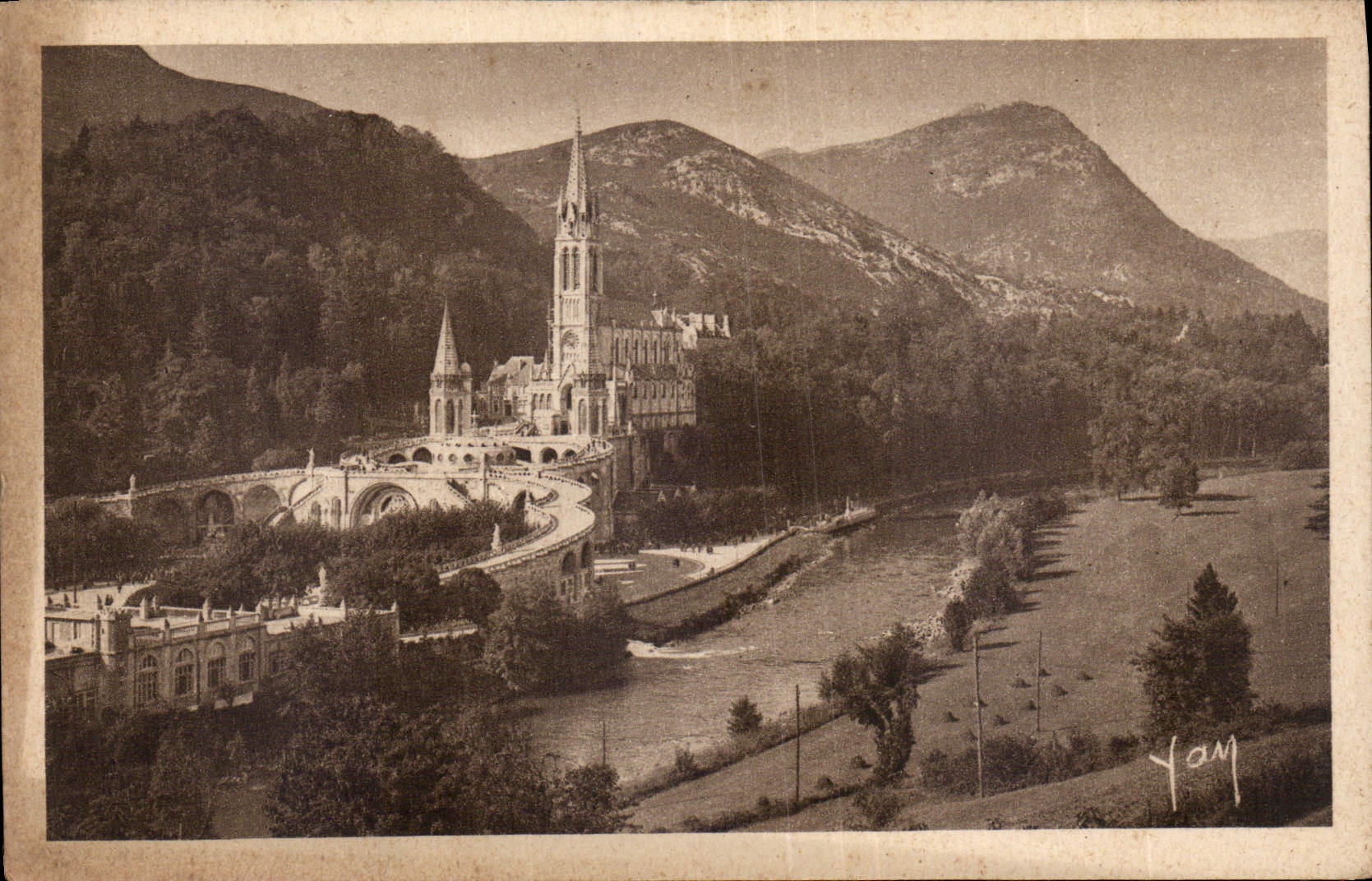 CPA Lourdes La Basilique et le Gave 