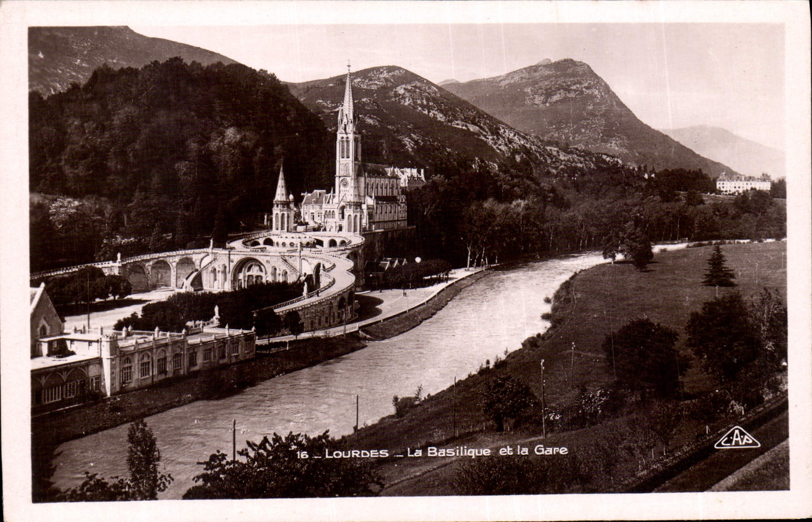 CPA Lourdes La Basilique et la Gare 
