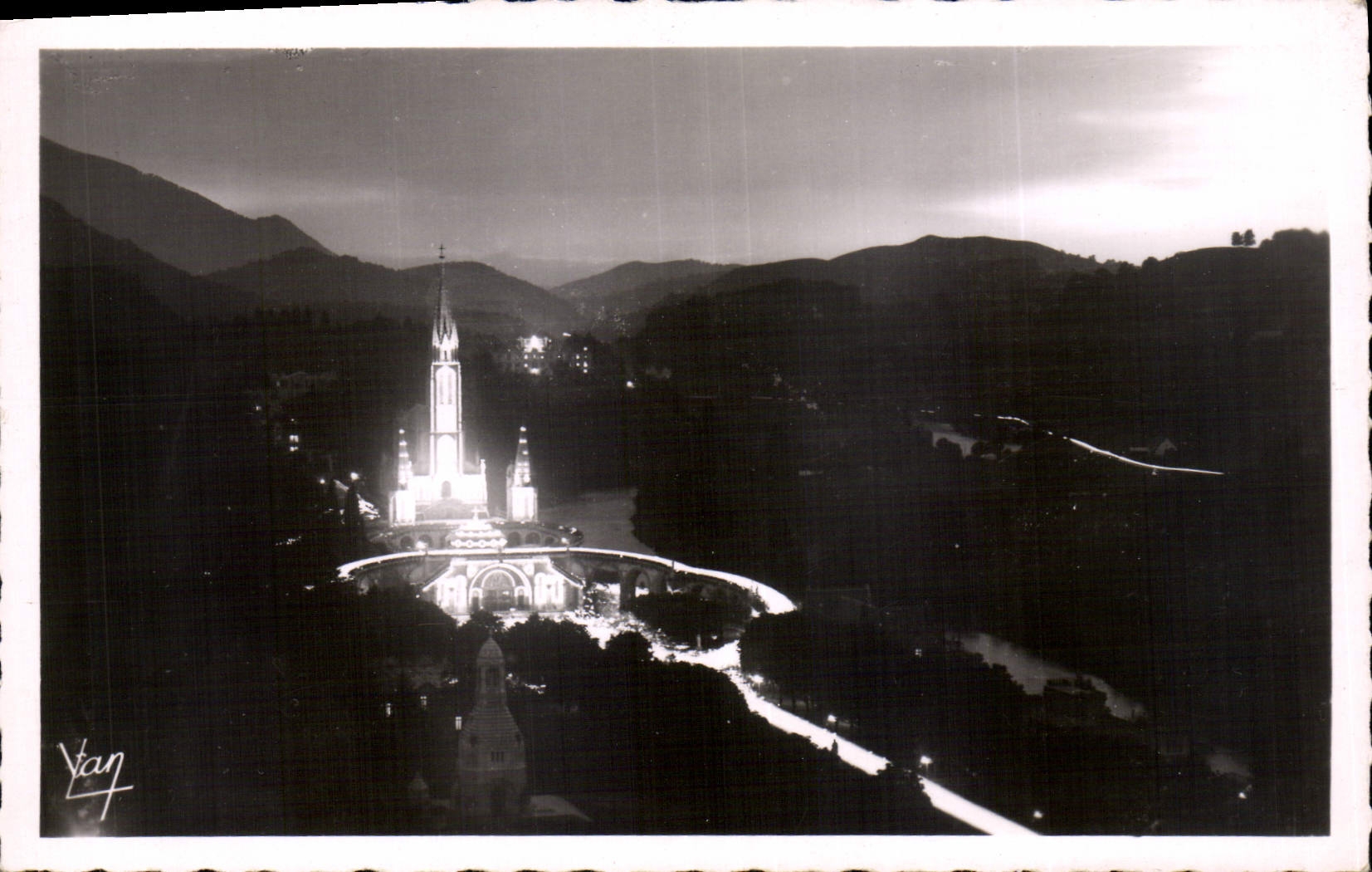 CPA Lourdes La Basilique la nuit La Procession aux Flambeaux 