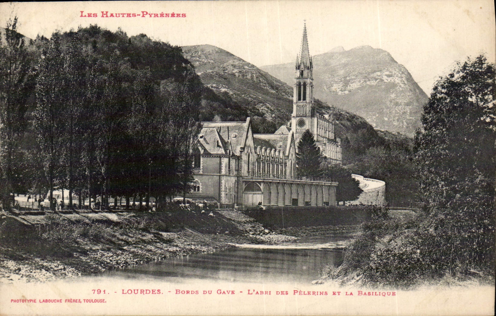 CPA Les Hautes Pyrenees Lourdes Bords du Gave 