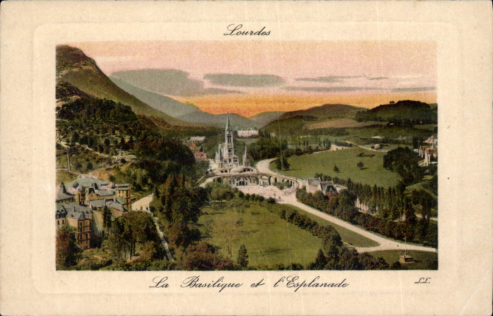 CPA Lourdes La Basilique et l'Esplanade 
