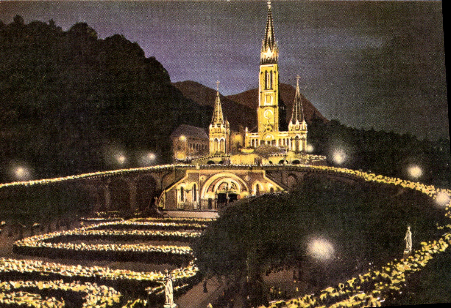 CPA Lourdes La Basilique illuminee pendant la Procession aux flambeaux 