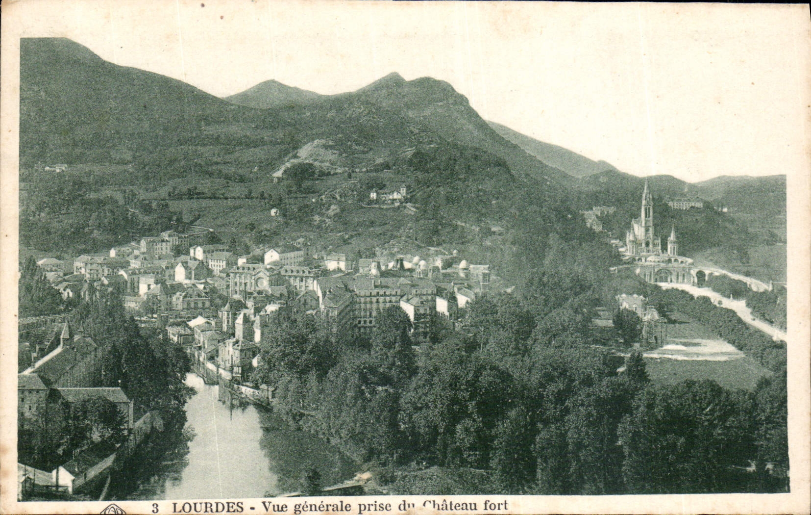 CPA Lourdes Vue generale prise du Chateau fort 