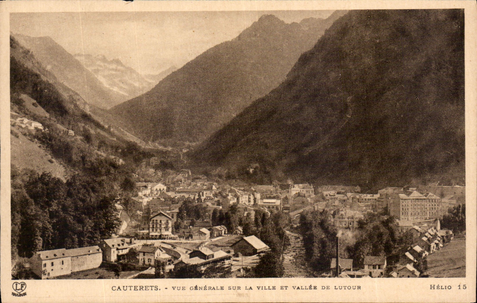 CPA Cauterets Vue generale sur la ville et vallee du Lutour 