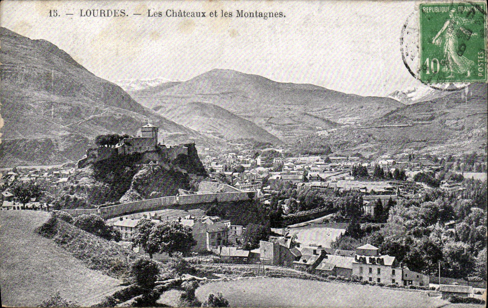 CPA Lourdes Les Chateaux et les Montagnes 