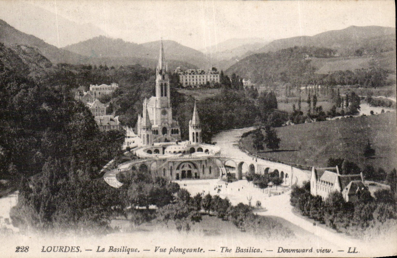 CPA Lourdes La Basilique Vue plongeante 