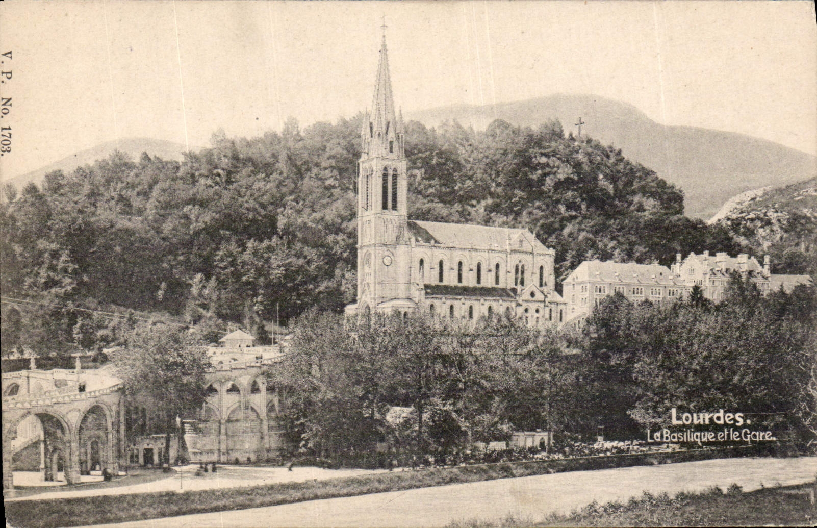 CPA Lourdes La Basilique et le Gave 