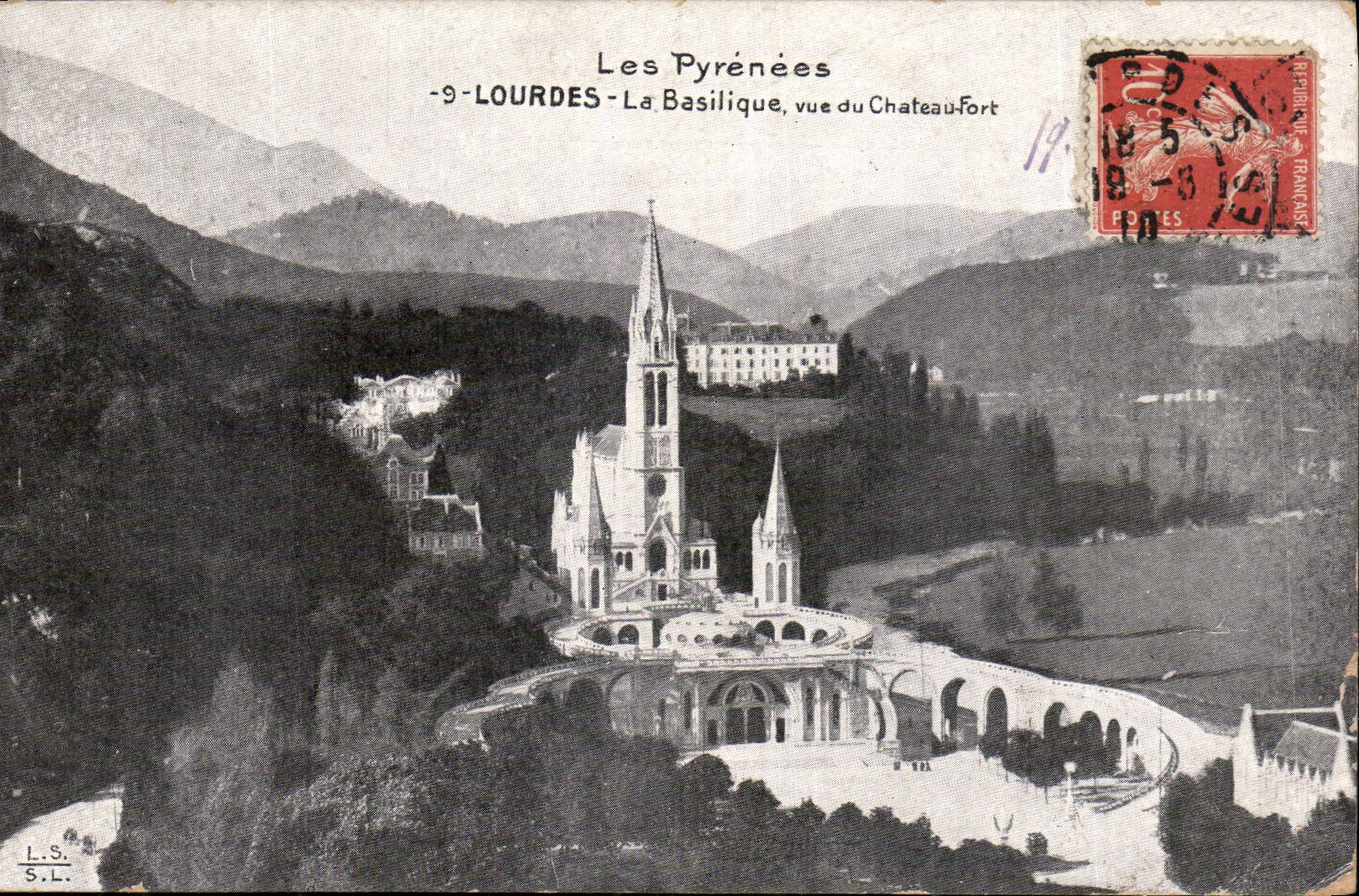 CPA Les Pyrenees Lourdes La Basilique vue du Chateau Fort 