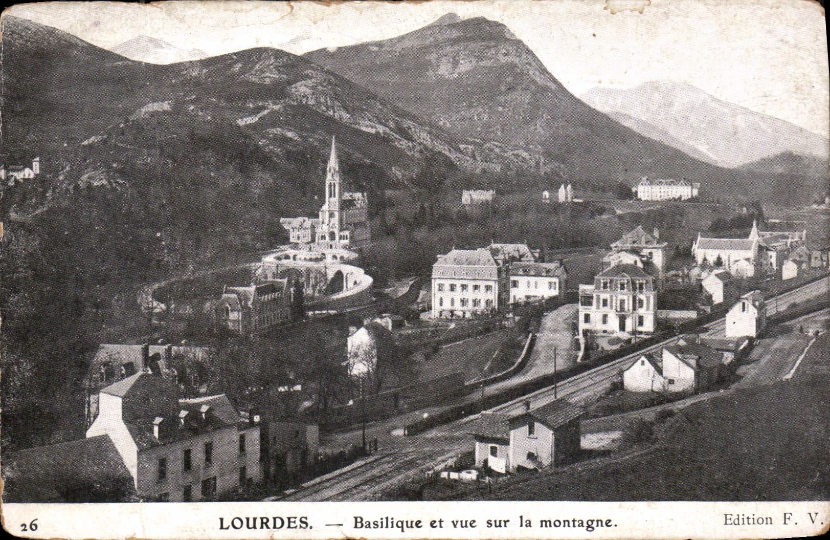 CPA Lourdes Basilique et vue sur la montagne 