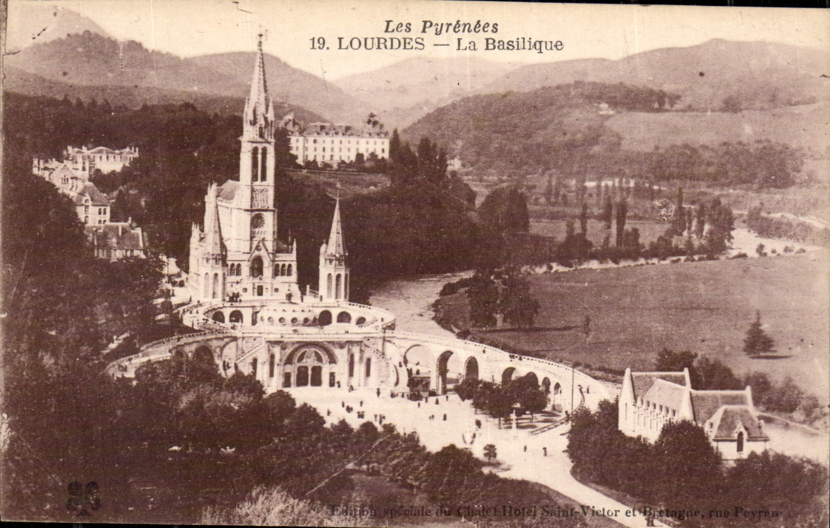 CPA Les Pyrenees Lourdes La Basilique 