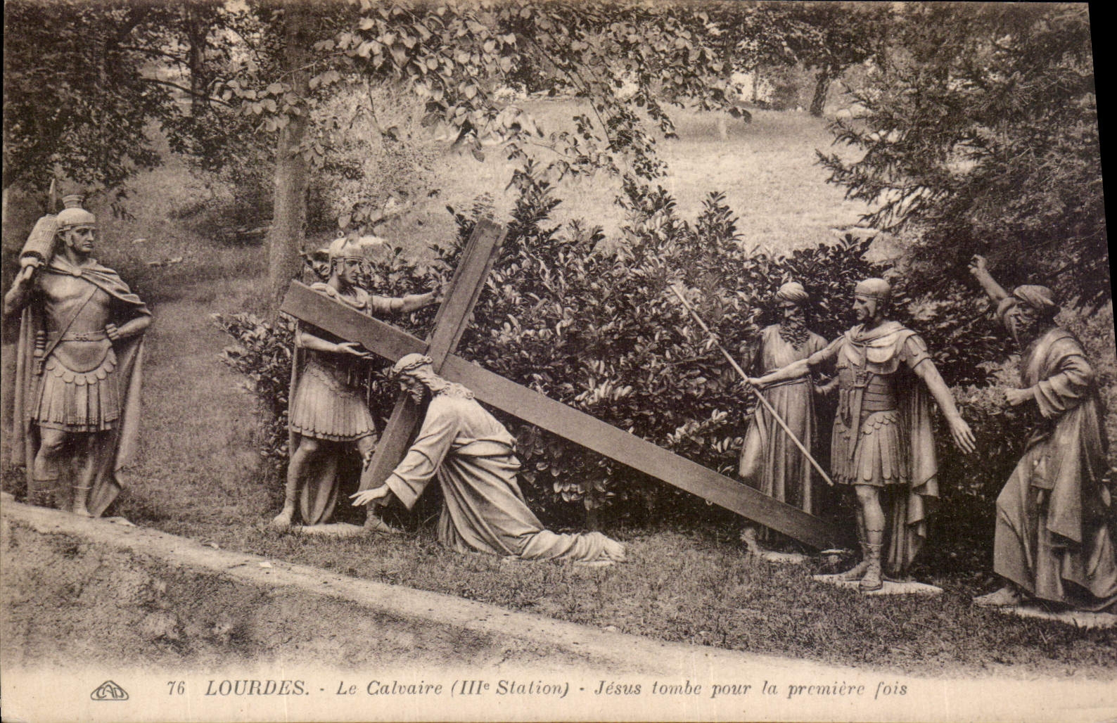 CPA Lourdes Le Calvaire III Station Jesus tombe pour la premiere fois 