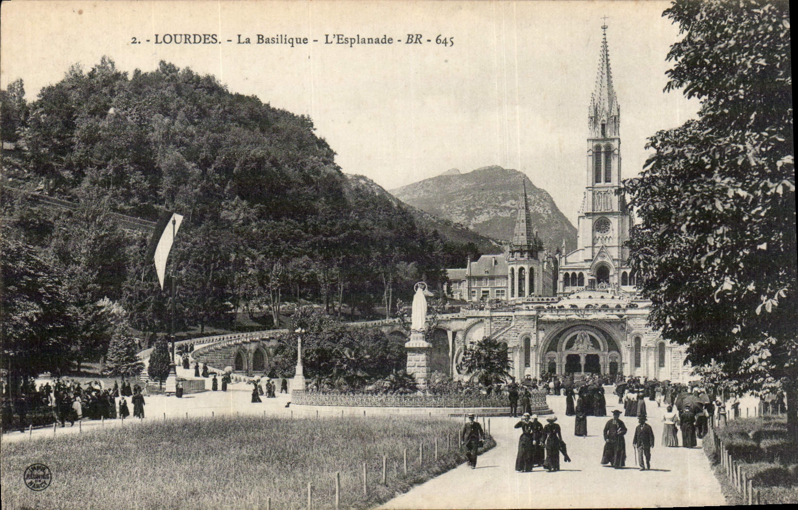 CPA Lourdes La Basilique l'Esplanade 