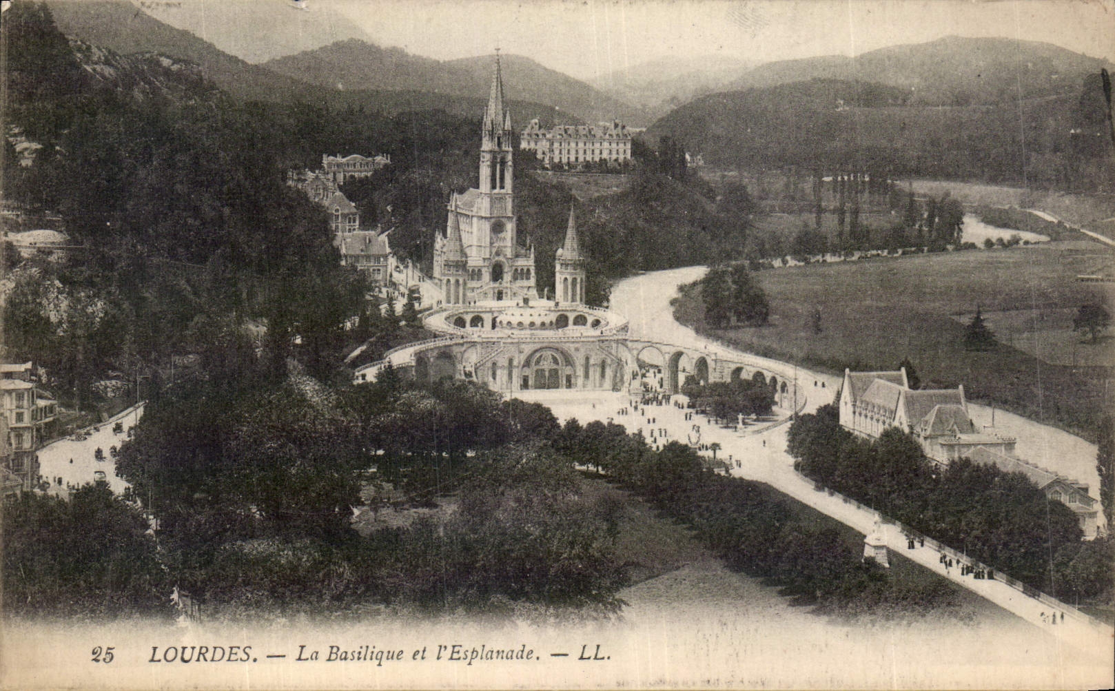 CPA Lourdes La Basilique et l'Esplanade 