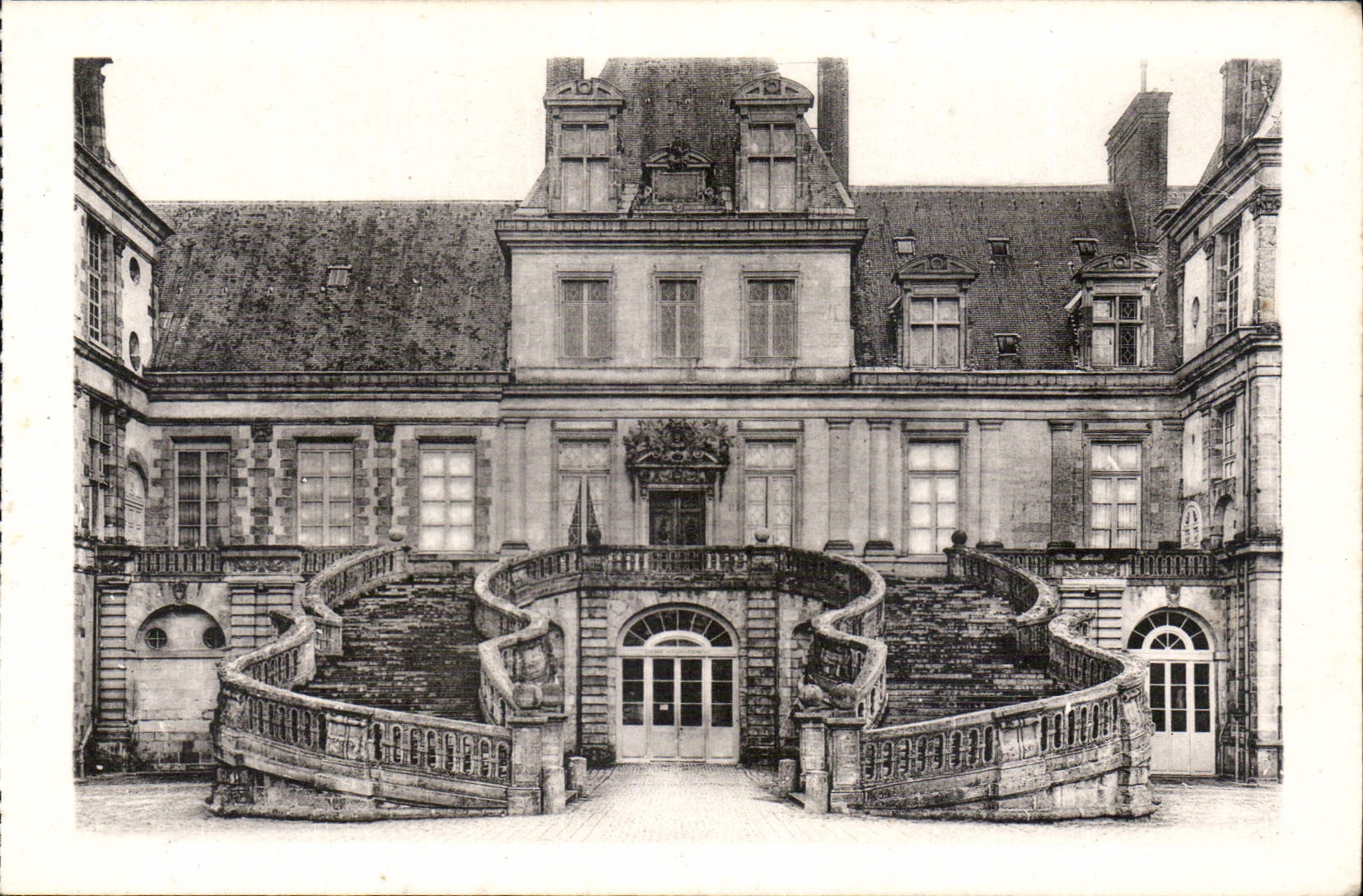 Château de Fontainebleau — L'escalier en fer à cheval — CPAPHIL