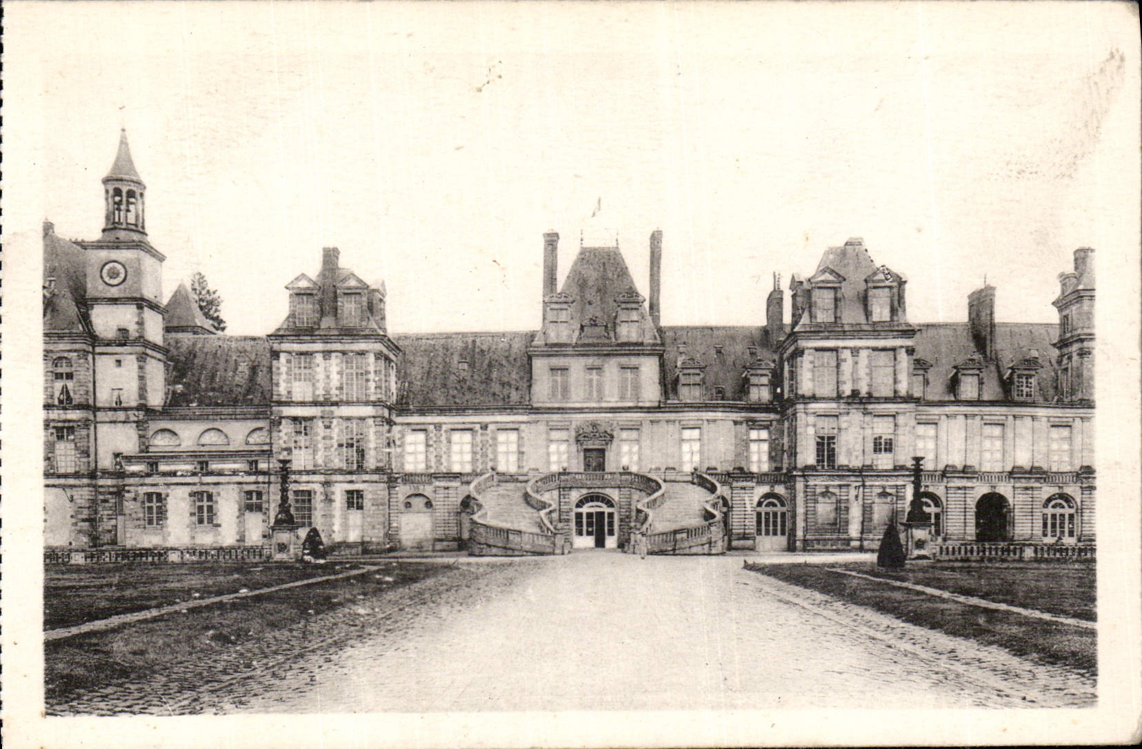 Château de Fontainebleau — vue d'ensemble — CPAPHIL n° 24