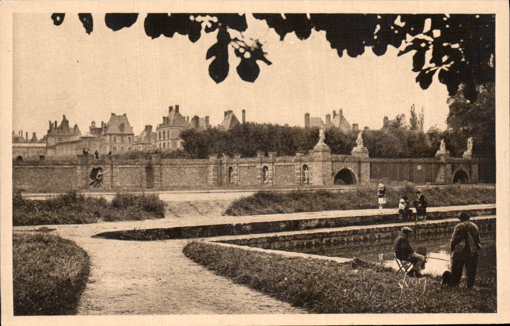 Paleis van Fontainebleau — Uitzicht vanaf het parterre — Kunstuitgave Yvonne